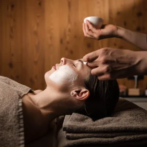 Una persona riceve un trattamento viso in una spa.