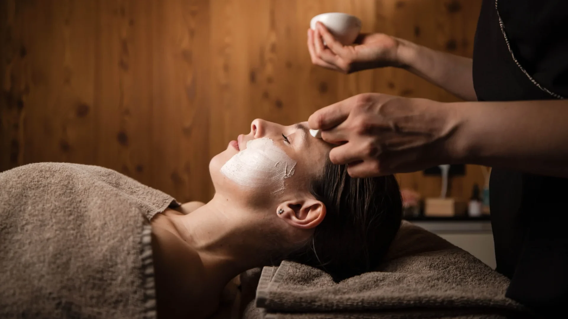 Una persona riceve un trattamento viso in una spa.