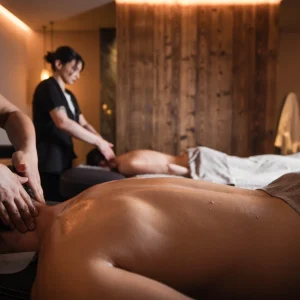 Persone che ricevono un massaggio rilassante in una spa.